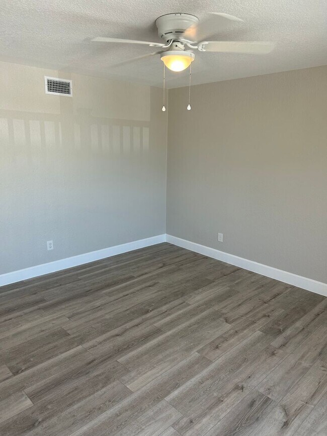 Building Photo - Remodeled Beachside Townhome-Steps from the Beach