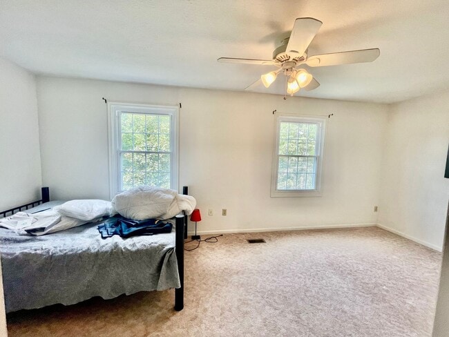 Building Photo - Charming and Spacious 3-Bedroom Home for R...