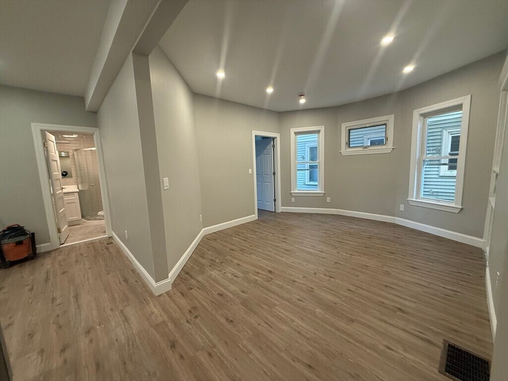Building Photo - 19 Dewolf St