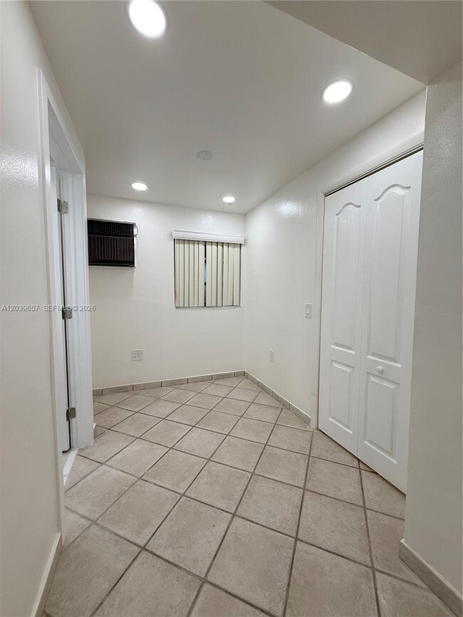 Building Photo - 561 W 39th St