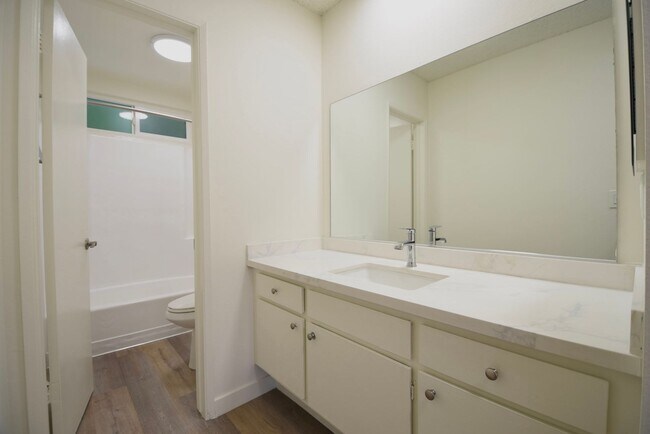 Building Photo - 14142 Victory Blvd