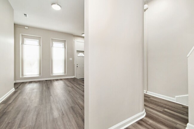 Building Photo - 1418 N Eden St