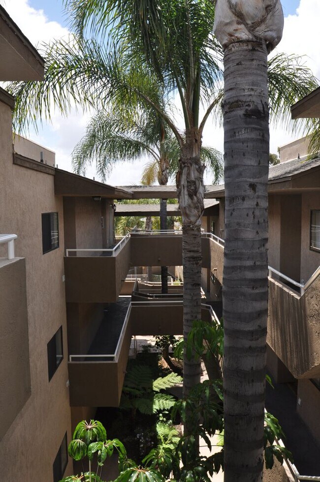 Building Photo - 2 Bedroom 2 Bath Condo with Pool and Private Parking Space