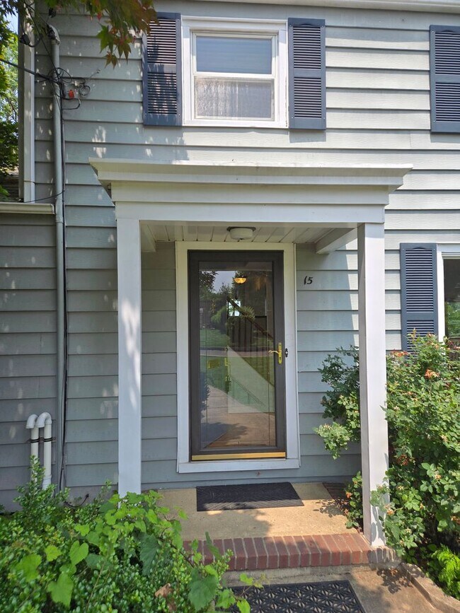 Building Photo - 15 Carpender Rd