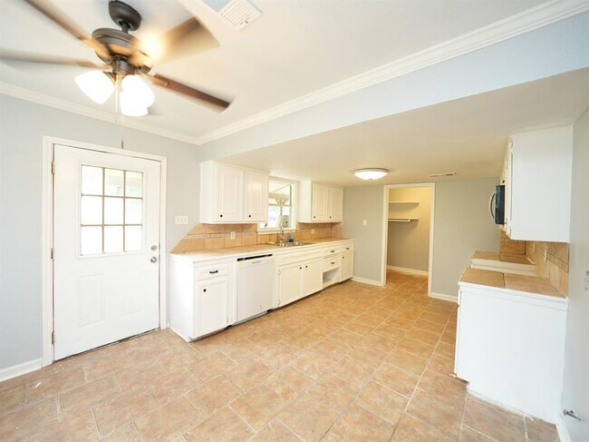 Building Photo - 625 Waugh Way