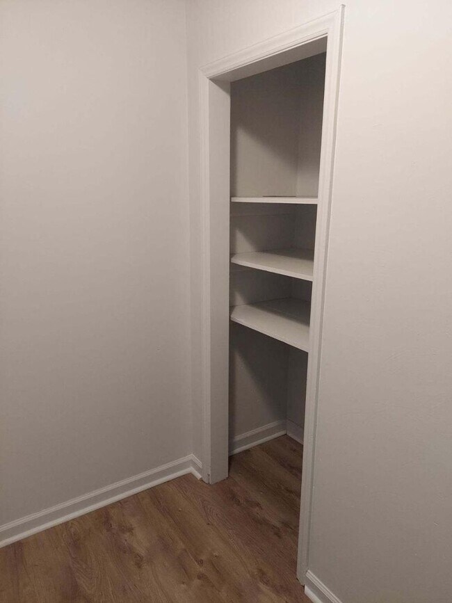 Building Photo - Beautiful Roanoke 2 bed 2 bath Duplex