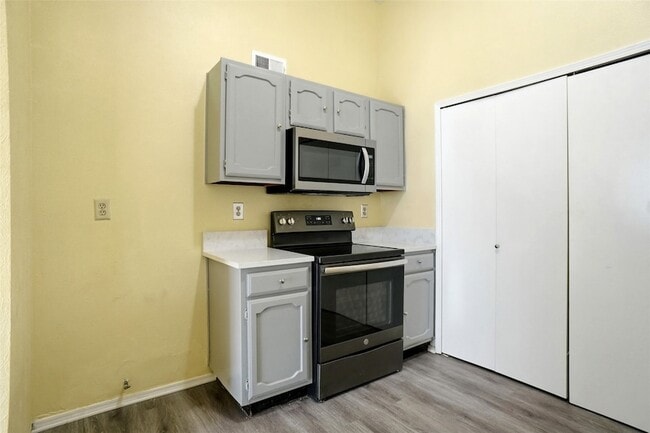 Building Photo - 134 London Ln