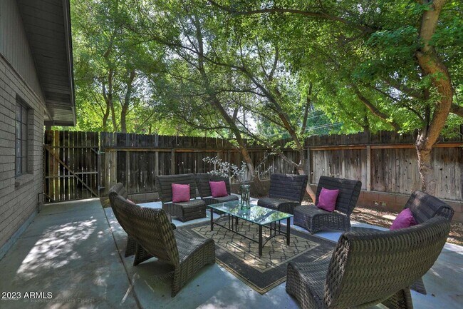 Building Photo - 1428 S Oakley Pl