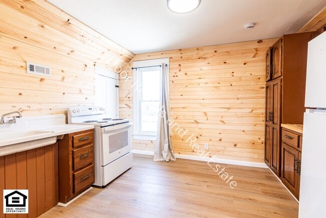 Building Photo - 1703 Sprott St