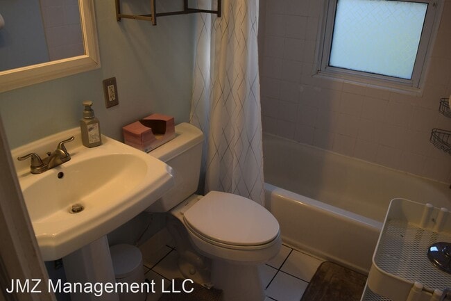 Building Photo - 2 br, 1.5 bath House - 1428 Pontiac Trail