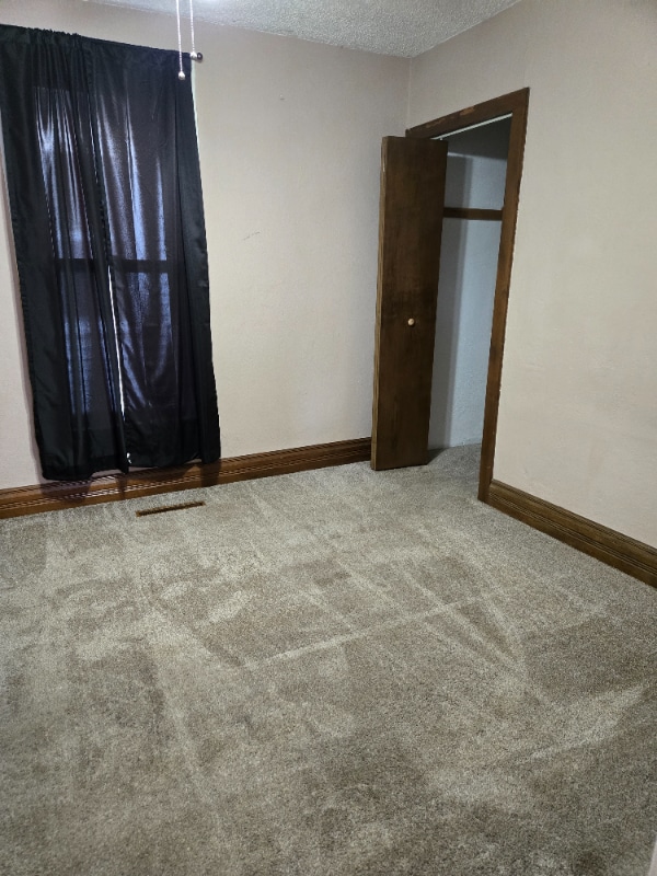 Building Photo - 252 S Oak St