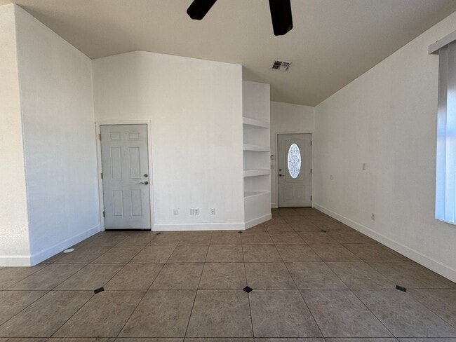 Building Photo - 3br 2ba Home with Garage and Yard near Rot...