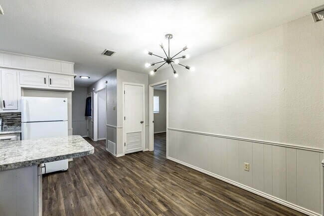 Building Photo - Sleek South Loop Duplex | Updated 2-bed with Garage