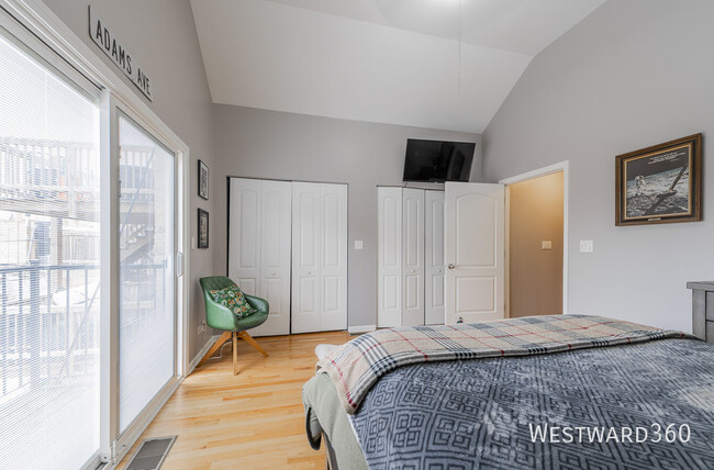 Building Photo - 1438 W Cortez St