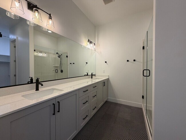 Building Photo - SPACIOUS PATIO HOME FOR RENT!