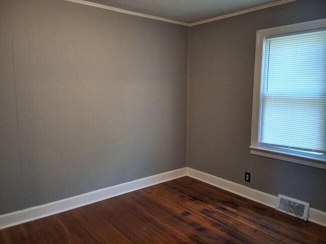 Building Photo - Comfy 3 Bed, 1 Bath
