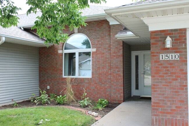 Building Photo - AVAILABLE JULY 2026!!! Incredible 3 bedroom, 2-1/2 bath duplex style condominium on Iowa City Eas...