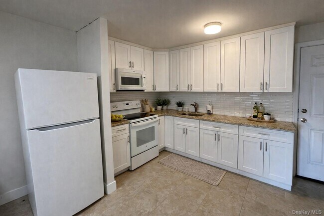 Building Photo - 110 Jericho Tpke