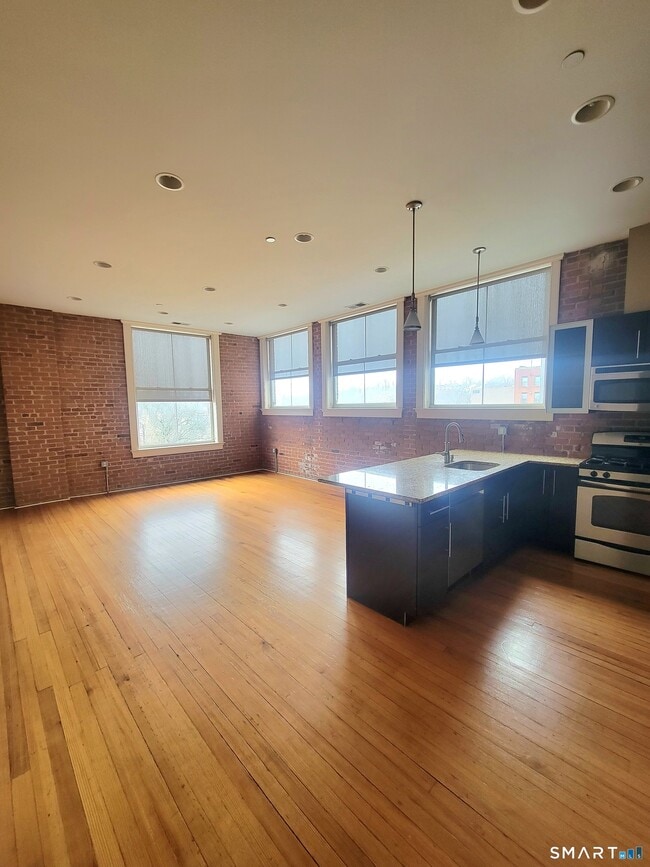 Building Photo - 14 N Main St