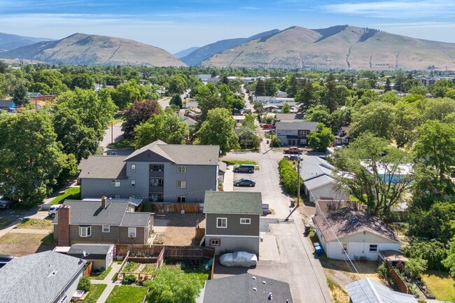 Building Photo - Modern One-Bedroom Above-Garage Apartment in Central Missoula