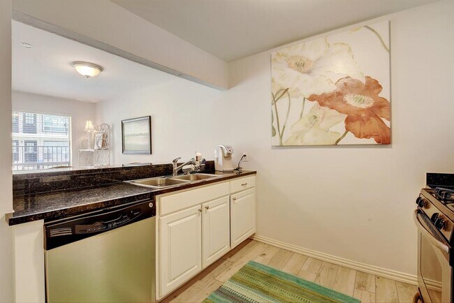 Building Photo - 1210 Windsor Rd