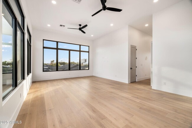 Building Photo - 4120 N 44th Pl