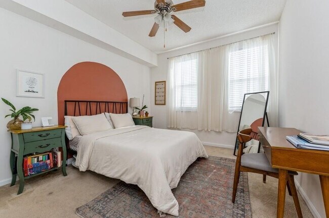 Building Photo - 533 NE 3rd Ave