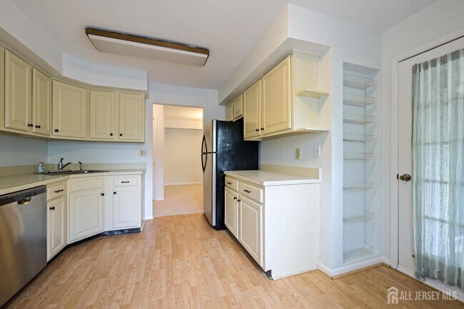 Building Photo - 103 Sequoia Ct