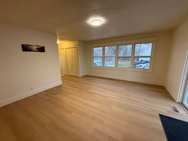 Building Photo - Renovated 3-Bedroom, 2-Bathroom Home For Rent in Historic Downtown Bristol