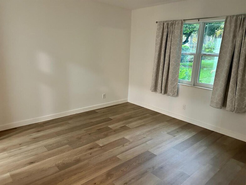 Building Photo - 3115 Oakland Shores Dr
