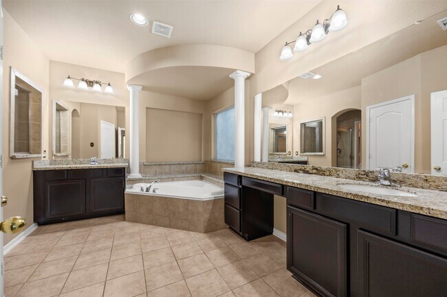 Building Photo - 13938 Sawmill Run Ln