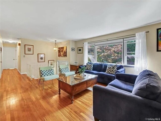 Building Photo - 5 Van Gogh Ln