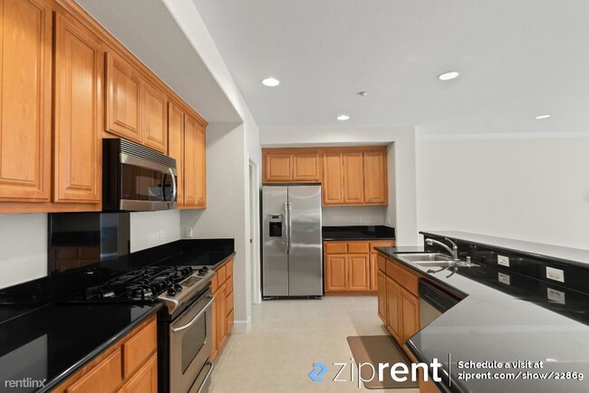 Building Photo - 2 br, 2.5 bath Condo - 1817 Camino Leonor,...