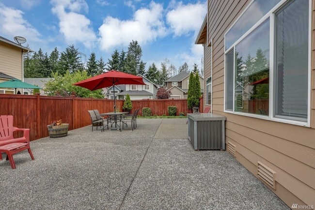 Building Photo - Beautiful home on corner lot!