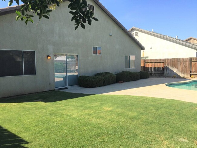 Building Photo - Beautiful 3+Office+2 Southwest Bakersfield...