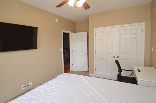 Building Photo - 2 Bedroom furnished Condo in Cornerstone -...