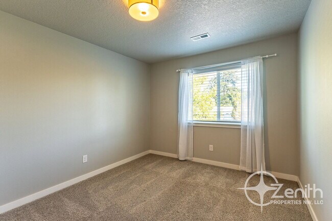 Building Photo - 7415 NE 136th Ave