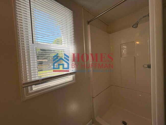 Building Photo - One Bedroom | Duplex | Move in Ready