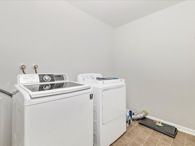 Building Photo - 584 Cotswold Ct