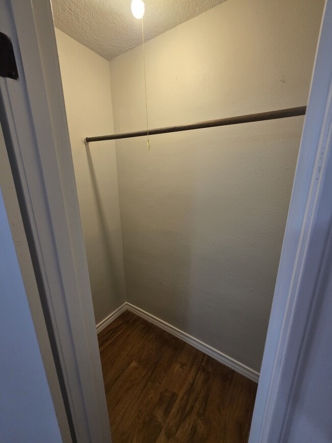 Building Photo - 3 bed 1 bath remodeled home, move in ready!