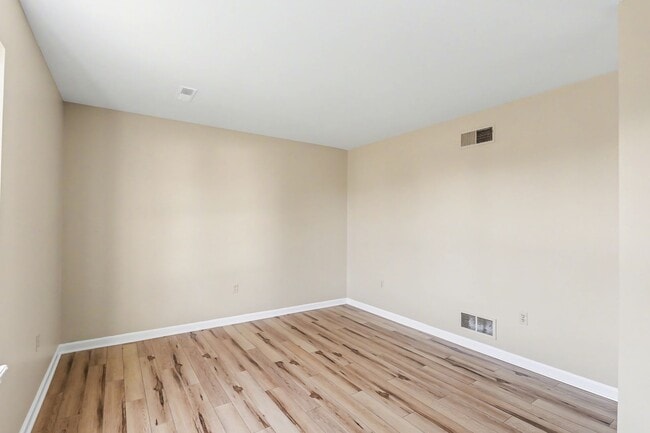 Building Photo - Three bedroom, one and a half bathroom end unit townhome in Dover