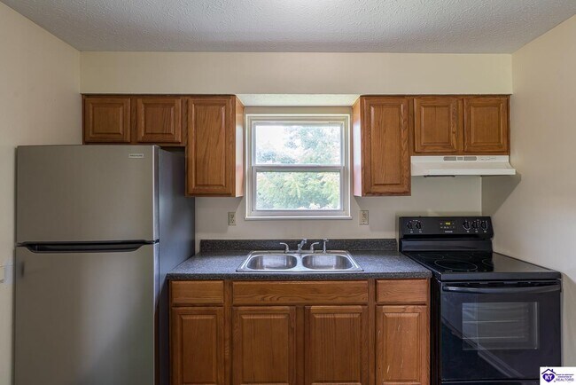 Building Photo - 390 W Elm Rd
