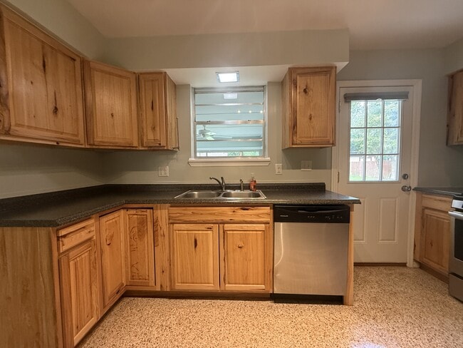 Building Photo - 2803 Smilax Ave