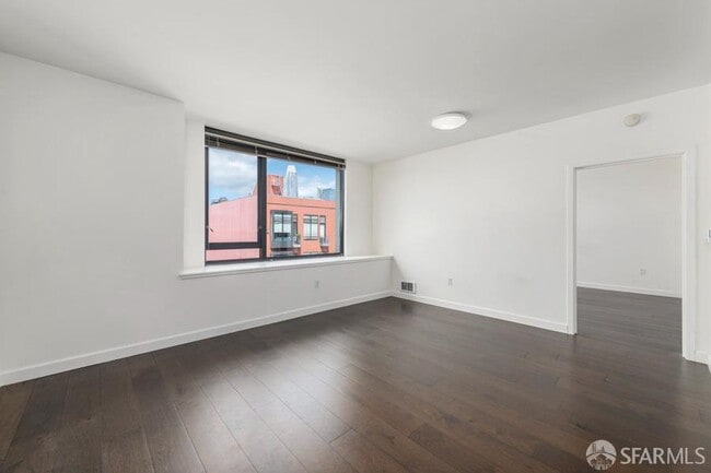 Building Photo - 250 King St