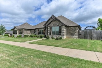 Building Photo - 5824 W Persimmon St