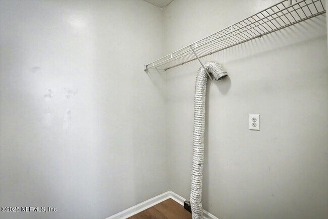 Building Photo - 1217 Clock St