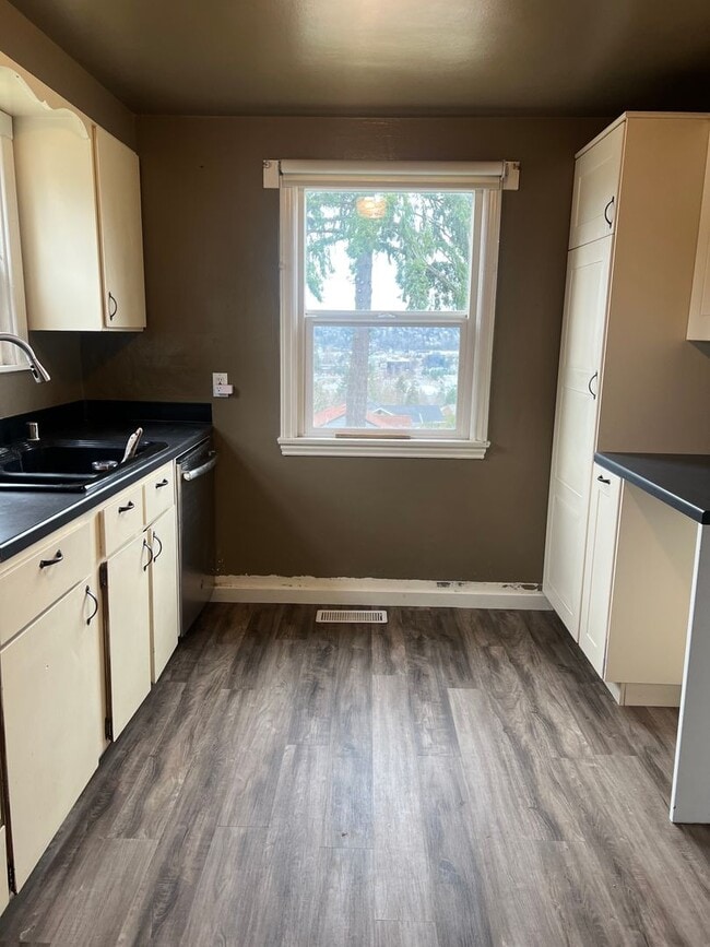 Building Photo - Renton 2 bedroom 1 bath home available now!