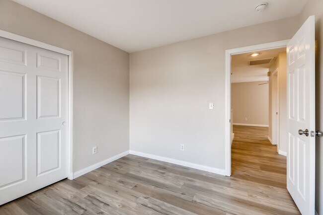 Building Photo - Beautiful 3 bedroom, 2.5 bath 2 story home!