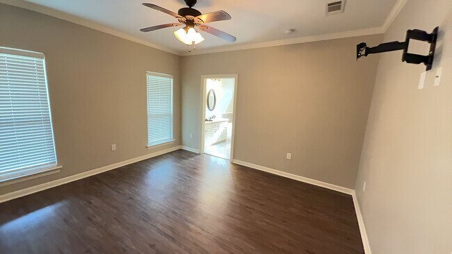Building Photo - 3 Bedroom 2 Bath home located in coveted L...