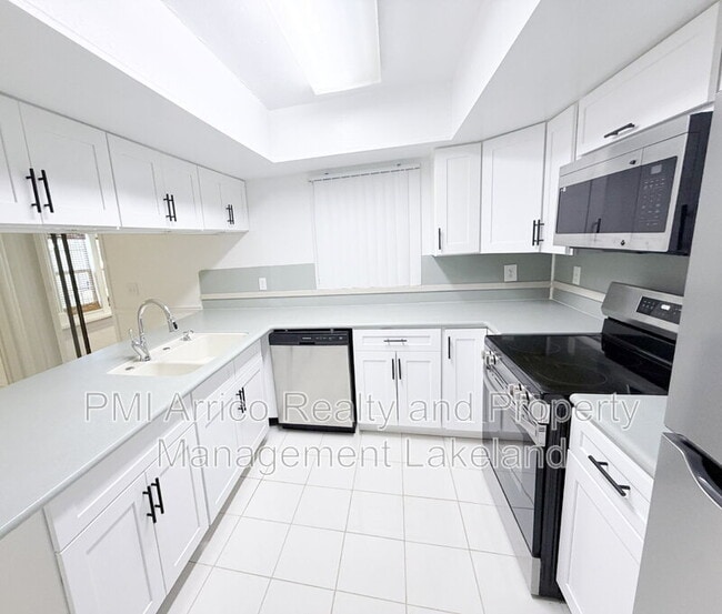 Building Photo - 222 Lakeview Dr